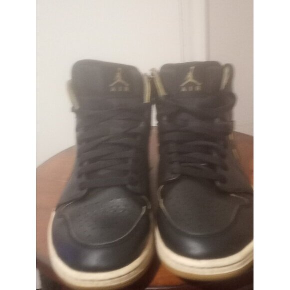 Mens Sz 9.5 Nike Air Jordan 1 Mid Retro \